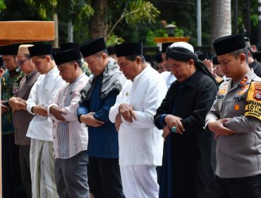 Foto : Bupati Lombok Timur H Haerul Warisin, didampingi Sekretaris Daerah, dan Kapolres Lombok Timur dan sejumlah Kepala OPD melakukan sholat Istisqa di halaman kantor bupati pada hari kamis (08/10).