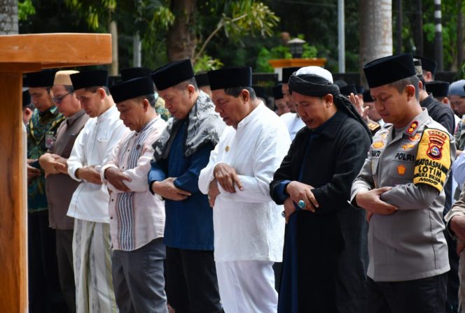
 Foto : Bupati Lombok Timur H Haerul Warisin, didampingi Sekretaris Daerah, dan Kapolres Lombok Timur dan sejumlah Kepala OPD melakukan sholat Istisqa di halaman kantor bupati pada hari kamis (08/10).