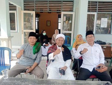 Foto : Ketua Panitia MTQH Sakra Barat TGH Ruslan Gunawan, Lc bersama Camat Sakra Kamaludin dan Kepala UPTD Dikbud Muhammad Taufik Ismail.