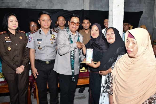 
 Bupati Lotim Resmikan Komunitas Pasar Tenten Gandor Binaan BAZNAS, 60 Pedagang Terima Bantuan Modal