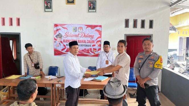 
 Foto : Abdul Halil resmi mendaftar sebagai calon kepala desa boyemare pada hari rabu (21/10).