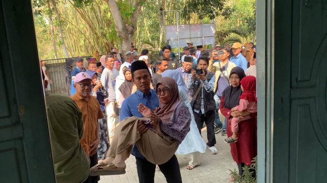 
 Diantar Ratusan Pendukung, Muazzin Gendong Ibunda Saat Daftar Pilkades