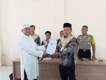Foto : H. Hibban, SH, resmi mendaftarkan diri sebagai bakal calon Kepala Desa Banjar Sari.