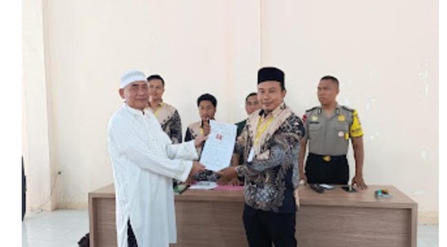 Foto : H. Hibban, SH, resmi mendaftarkan diri sebagai bakal calon Kepala Desa Banjar Sari.