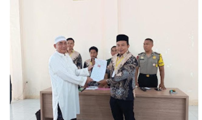 
 Foto : H. Hibban, SH, resmi mendaftarkan diri sebagai bakal calon Kepala Desa Banjar Sari.