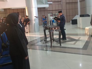 Foto : Bupati Lombok Timur didampingi Kepala Dinas Pendidikan dan Kebudayaan lombok timur melantik 115 Kepala Sekolah, Tingkat TK, SD dan SMP di ballroom Kantor bupati pada hari Jum'at (30/10).