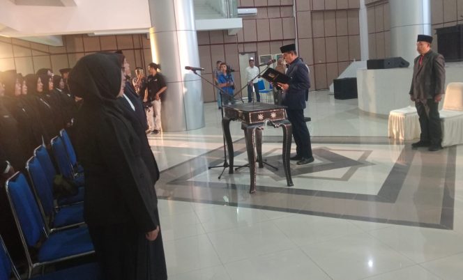 
 Foto : Bupati Lombok Timur didampingi Kepala Dinas Pendidikan dan Kebudayaan lombok timur melantik 115 Kepala Sekolah, Tingkat TK, SD dan SMP di ballroom Kantor bupati pada hari Jum'at (30/10).