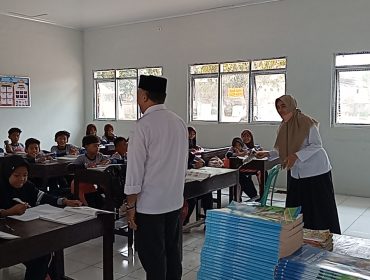 Foto : M Nurul Wathoni,Kepala Dinas Pendidikan dan Kebudayaan (Dikbud) Kabupaten Lombok Timur melakukan inspeksi mendadak (sidak) ke SDN 1 Jerowaru, Selasa (14/10).