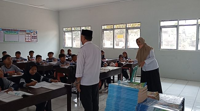 Foto : M Nurul Wathoni,Kepala Dinas Pendidikan dan Kebudayaan (Dikbud) Kabupaten Lombok Timur melakukan inspeksi mendadak (sidak) ke SDN 1 Jerowaru, Selasa (14/10).