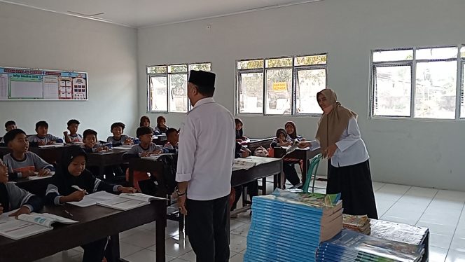 
 Foto : M Nurul Wathoni,Kepala Dinas Pendidikan dan Kebudayaan (Dikbud) Kabupaten Lombok Timur melakukan inspeksi mendadak (sidak) ke SDN 1 Jerowaru, Selasa (14/10).
