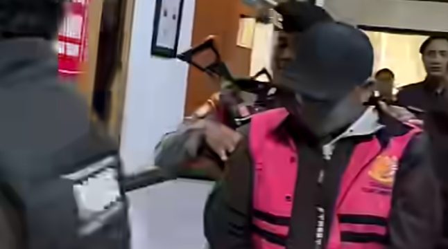 Foto : Kepala Desa Kotaraja resmi di tahan kejaksaan negeri lombok timur pada hari senin (26/10).